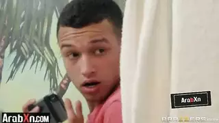 مؤخرتها المنوّمة تجعله يطيع لمشهد شرجي قاسٍ