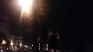 جلسة سكس فموي صريح لهيرمافوديت في مكان مزدحم