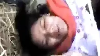 حركة تجسس في الخارج: شقراء تتفحص منظر خلفي مثير