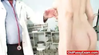 تمثيل طبي إباحي: جميلة شوكولاتية تركب القضيب لأعلى ولأسفل