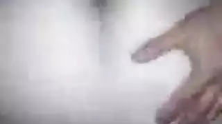 ممارسة جنس ثلاثي في الزقاق: قضيبان لوجهها الجميل