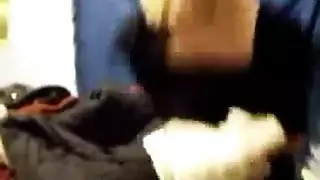 يظهر شقراء ناضجة الجينز الأزرق المشاغب
