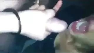 شقراء وقحة تمط فتحتها بواسطة دسار