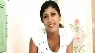 عميلة مثارة ذات أثداء ضخمة تُضاجع من قبل المدرب الشخصي