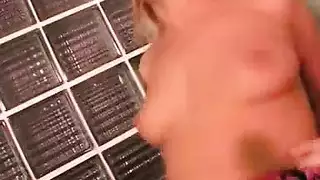 فتاة شقراء تتعامل مع رجل ناضج مشهد إباحي