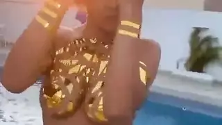فتاة بالكاد قانونية بجوارب فقط تأخذ قضيباً قاسياً