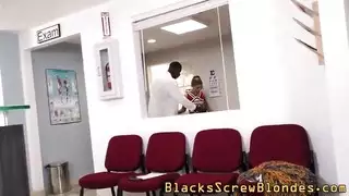 المشجعة الشقراء تحصل على حظها مع مكافأة جنسية قاسية