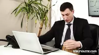 حيوان المدير الأليف: السكرتيرة تخدم المكتب بأكمله
