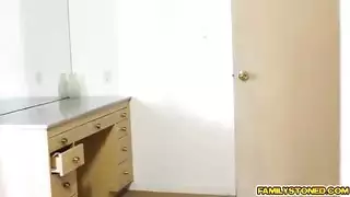 اخ يختبئ واين اخت