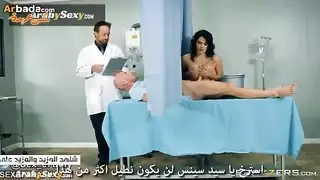 عاهرة طبية محترفة تتلقى عدة قذفات في فيديو صريح