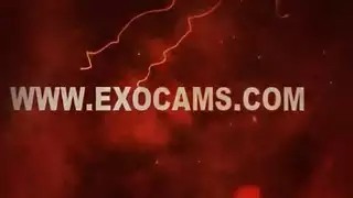 نجمة بورن تُدمر بالدسار والمقص في ثقوبها المتسعة