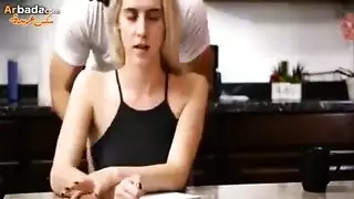 ضرب الأب القاسي يجعلها تنزل أثناء الواجب المنزلي