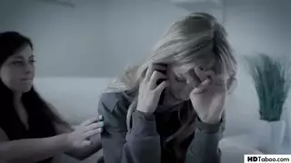 إيزايا ماكسويل يتم تلبيده من قبل صديق جديد مزين بالوشم