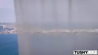 شمس، رمال، وجنس: يملأ فرجها الضيق طوال الأسبوع