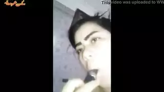 فتاة تصل للنشوة باستخدام أحمر الشفاه كلعبة جنس
