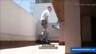 فتاة وقحة تُمارس معها الجنس بقوة من قبل القضيب الأسود الكبير في مكان علني محفوف بالمخاطر