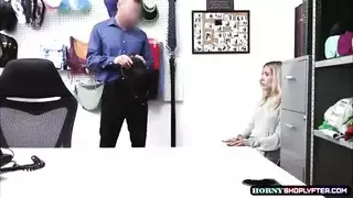 من مرتدية الملابس إلى عارية: هوسه بجسدها الساخن