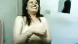 شرموطة ساخنة تأخذ زب خشن، تئن وتداعب كسها الضيق