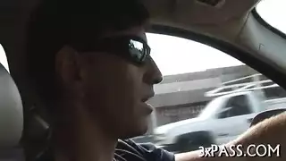 شقراء تئن بينما يتم ضرب مؤخرتها بقوة في وضعية الكلب