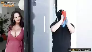 يشم ملابسها الداخلية ثم تركبه بشكل عكسي في مشهد إباحي