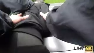 الشرطي الذي يحقق في قضيتها يخضعها لاستجواب جنسي صارم