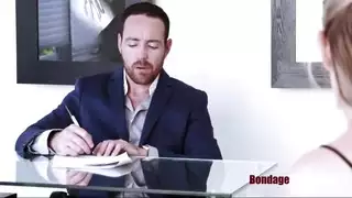 الطالبة الصغيرة تستسلم لقضيب آسيوي هائل