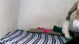 جائع للفرج، ينيك عاهرة في بيت دعارة إباحي