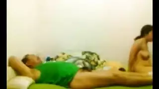 خضوع في الدياثة: الزوجة تستمتع بهيمنة صديق الزوج