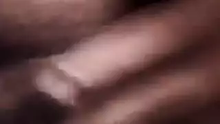 مراهقة ناضجة ساخنة تحصل على إصبع في مهبلها في الخارج