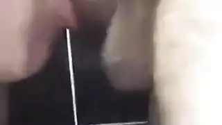 عاهرتان ناضجتان تشاركان قضيبًا صلبًا
