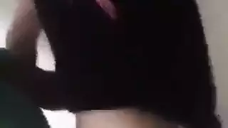 عاهرة عراقية شابة تأخذ عدة أزبار في جنس جماعي