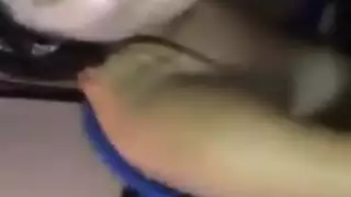 قطعة جانبية وقحة تحب مص القضيب والجماع العنيف