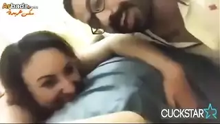 زوجة مصرية ساخنة تأخذ قضيب أسود بينما الزوج الديوث يستمني