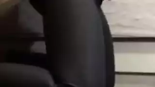 بنات العائلة يخلعن ملابسهن ويلعبن بفتحاتهن الضيقة