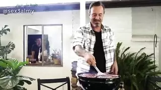 وليمة خيانة: نك زوجة الصديق على الطاولة سراً