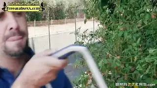 امرأة متزوجة تشعر بالملل تأخذ قضيب العراف