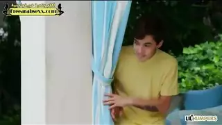 قضيب مراهق يخدم امرأة متزوجة بجانب المسبح