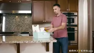 تلك الجوارب تبرز كل منحنى لمشهد بورن جامح
