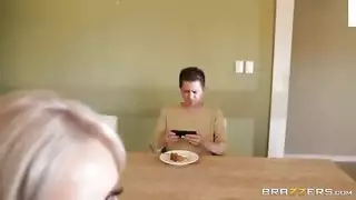 بستغل امه مترجمة