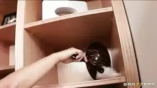 نجمة عربية مثيرة في شريط جنس عنيف