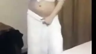 مراهقة عربية لطيفة تعرض كسها الطازج للبوب
