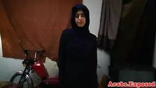 فاتنة محجبة ذات أثداء كبيرة تُمسك قبل أن تُنك