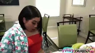 كلتا الشابات تريد أن تحبك
