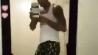 عاهرة مصرية تظهر طيزها المحلوقة وكسها