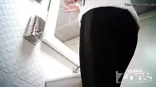 النساء تبول في المكان العمومي