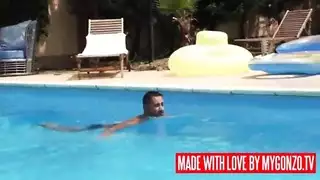 جنس جماعي في المسبح مع صديقتي المشاغبة