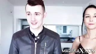 يحتاج بوسها الصغير إلى الجنس