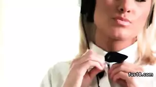 الفتاة المشاغبة بالزي الموحد تأخذ قضيبًا بجانب المسبح