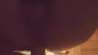 لارا تتمدد بواسطة قضيب اصطناعي مطاطي ضخم