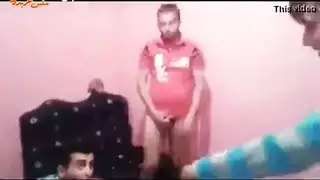 أم مثيرة تتعرض للجماع العميق من قبل شاب يمدح جمالها